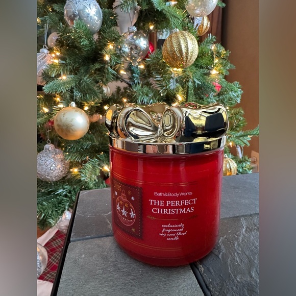NWT Bath & Body Works "The Perfect Christmas" 3-Wick Candle w/ Gold Bow Lid - Picture 7 of 8